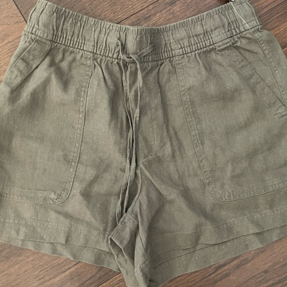 Gap women’s linen shorts army green size medium no tags